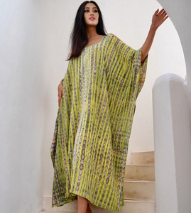 Nouveau Kaftan de Luxe pour Femme en Rayonne, 1 Pièce, Col Bateau, Épaules Dénudées, Motif Tie-Dye - Product Image 2