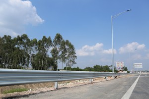 Pont en acier Garde-Corps D'autoroute galvanisé à chaud par V-COATING VIETNAM - Product Image 2