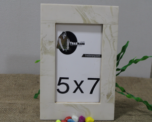 Marco de fotos de resina blanca Simple hecho en Sambhal tradicional forma Rectangular para decoración del hogar y la Oficina MDF y Material metálico - Product Image 1