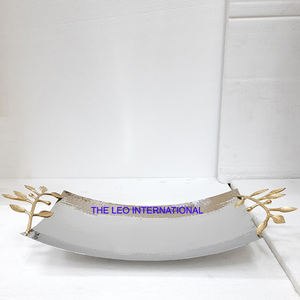 Plateau métallique rectangulaire en acier inoxydable avec poignée en laiton plateau argenté avec poignées dorées plateau martelé avec poignées de créateur - Product Image 4