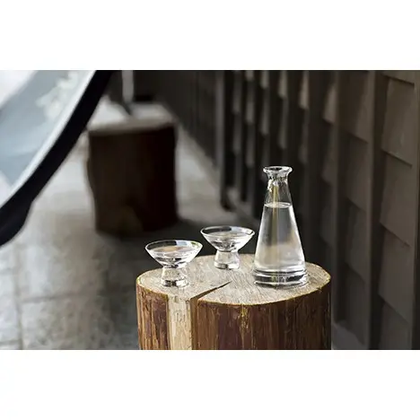 ハウスパーティー用の安定したモダンなデザインの日本の高級ガラス製品セットを購入する価値がありますEDO-17 Edo Glass Decanter & Two Sake Cups