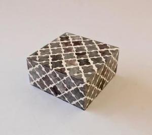 Boîte en bois, boîte en bois cloutée en laiton, articles ménagers, petites boîtes décoratives à pois et plateau assorti - Product Image 3