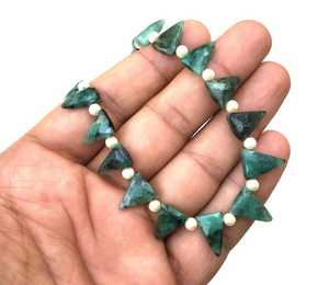 Buena calidad 1 hebra piedra preciosa Esmeralda verde Natural 22 piezas cuentas en forma de triángulo facetado Fopr fabricación de joyas al por mayor - Product Image 4