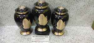 Urna de cremación de mano rezando de Brassworld India Suministros funerarios Premium - Product Image 4