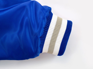 Chaqueta Bomber Varsity de satén a la moda para hombre, diseño en relieve, cuello levantado de poliéster 100% para invierno, venta al por mayor personalizada - Product Image 5