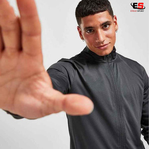 Chándal para hombre de alto rendimiento con paneles ventilados y material ligero y adaptable - Product Image 3