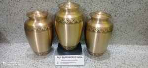 Urne funéraire en laiton doré de Brassworld India's Style américain Fourniture funéraire pour adultes gravée à la main - Product Image 3