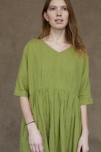 Robe d'été formelle plissée pour femme, vert clair, col en V, manches courtes, en lin, longueur genou, coupe trapèze, ajustement régulier, ourlet à volants, respirante - Product Image 5