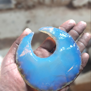 Venta al por mayor de gran tamaño Opalite Crescent Moon Figurita hecha a mano en la India para Feng Shui Energía y equilibrio espiritual - Product Image 1