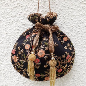 กระเป๋าใส่ดอกไม้ผ้าไหมใหม่สำหรับงานเลี้ยงและงานแต่งงาน2021สวยงามประดับด้วยงาน zardozi - Product Image 1