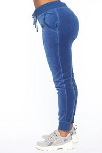 Chándal de terciopelo con logotipo personalizado de alta calidad para mujer, chándal de invierno informal plisado con ajuste ajustado y decoración de retazos - Product Image 6