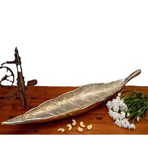 Plat de service alimentaire en forme de feuille en aluminium avec finition dorée Parfait pour accessoire de cuisine et décor de table élégant - Product Image 1