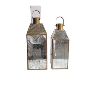 เชิงเทียนทรงเสาพายุเฮอริเคนทำจากทองเหลืองและแก้ว รูปทรงสี่เหลี่ยม หัวทรงปิรามิด พร้อมแก้วสีเงินโบราณ สำหรับตกแต่งบ้านในเทศกาลคริสต์มาส - Product Image 1