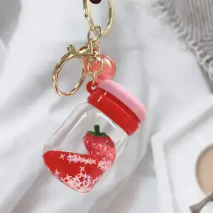 Moda karikatür anahtarlık 2022 meyve Quicksand pullu anahtarlıklar sevimli akrilik çilek sıvı yüzen süt çay şişesi anahtarlık
