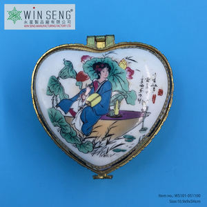 Joyero de porcelana de estilo chino con pintura de tinta de mujer Solución de almacenamiento elegante y única - Product Image 1