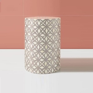 Mobilier de salon table d'appoint incrustée d'os - Product Image 1