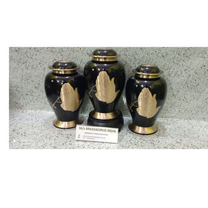 Urna de cremación de mano rezando de Brassworld India Suministros funerarios Premium - Product Image 1