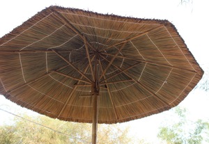 Parasol écologique en chaume avec motif en herbe de mer et feuilles de palmier, mobilier d'extérieur traditionnel du Vietnam - Product Image 3
