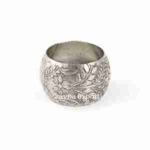 Rond de serviette fantaisie en relief argenté utilisé pour la décoration de table de restaurant et d'hôtel rond de serviette anneaux finis en argent fabriqués à la main - Product Image 1