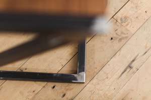 Chaise de salle à manger industrielle moderne en bois massif et fer, type Z, pour restaurant et café - Product Image 2