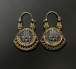 Pendientes de aro con acabado dorado geométrico único de estilo bohemio, diseño de Hamsa para mujeres y niñas, hechos de latón - Product Image 4