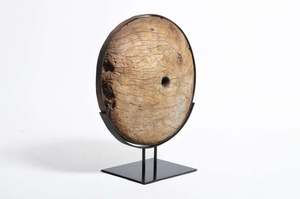 Roue en bois massif sur support métallique, à utiliser pour la décoration et la maison - Product Image 2