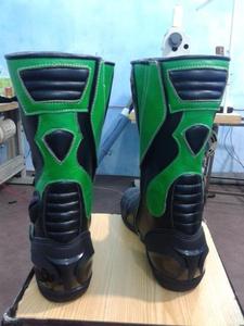 รองเท้าบูทมอเตอร์ไซค์หนังสำหรับนักขี่มืออาชีพ รุ่นกันไฟและกันน้ำ สำหรับทุกเพศ - Product Image 5