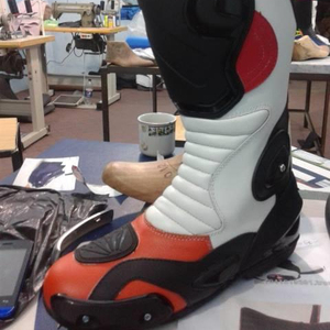 รองเท้าบูทมอเตอร์ไซค์หนังสำหรับนักขี่มืออาชีพ รุ่นกันน้ำ ระบายอากาศได้ดี ไซส์ใหญ่พิเศษ สำหรับทุกเพศ - Product Image 1