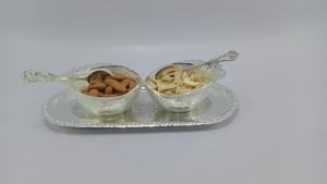 El último juego de dos cuencos para servir chapados en plata con 2 cucharas y bandejas chapadas en plata: un artículo de regalo perfecto para una cena elegante. - Product Image 5