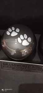Urne funéraire pour animaux de compagnie de style américain Black Odyssey Silver PAWS par Brassworld, fournisseur de produits funéraires haut de gamme en Inde - Product Image 3