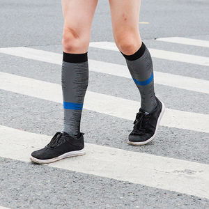 Vente en gros de chaussettes de compression de sport de course à pied personnalisées de haute qualité Chaussettes unisexes Chaussettes avec logo personnalisé Chaussettes de sport athlétique - Product Image 4