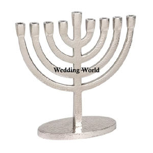 Bougeoir en métal martelé Bougeoir de créateur brillant, poli et fait à la main Forme personnalisée Bougie Menorah en métal en gros - Product Image 1