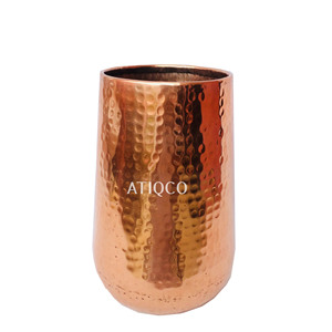 Maceta de metal de aluminio y cobre con estilo moderno Florero de piso atractivo con soporte de último diseño Decoración única para el hogar - Product Image 1