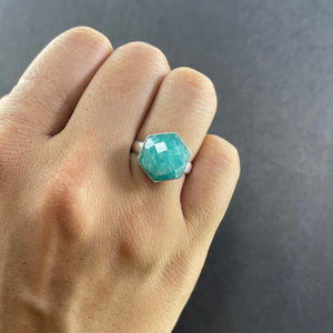 แหวนเงินแท้ 925 ประดับอเมซอนไนต์ทรงหกเหลี่ยม ขนาด 12x12 มม. คุณภาพสูง ดีไซน์เหลี่ยมเพชรพลอย สีเขียว เหมาะสำหรับงานแต่งงาน ใช้ได้ทุกวัน แหวนสวยหรูสำหรับทุกเพศ - Product Image 1