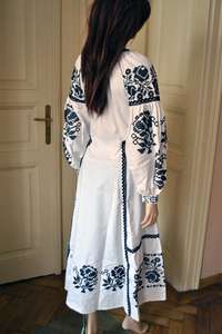 Vêtements bohèmes, Vyshyvanka ukrainienne, broderies noires, robes en lin avec glands, robes maxi à manches longues - Product Image 2