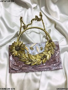 Bolso de mano nupcial artesanal de diseño para mujer, con patrón floral hecho a mano en resina, Craftstages International, hecho en India. - Product Image 5