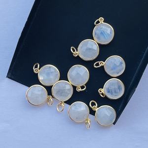 Bisel de piedra lunar de arcoíris Natural, colgante de piedras preciosas redondas de Plata de Ley 925, al por mayor fabricante de joyería, joyería fina - Product Image 1