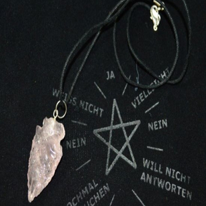 Compre en Línea Collar con Puntas de Flecha de Cuarzo Rosa: Collar con Puntas de Flecha de Cuarzo Rosa en Venta - Product Image 1