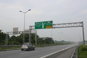 รั้วทางหลวงผู้ผลิต/เครื่องขึ้นรูปม้วนสำหรับขาย,การจราจรบนถนนปลอดภัยลูกฟูกคานทางหลวงยามรถไฟสำหรับขาย - Product Image 4