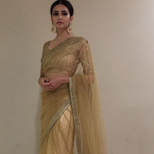 Sari de alta moda con motivos hechos a mano pesados silueta de diseñador y hermosos acentos de piedra de vidrio perfectos para novias - Product Image 1