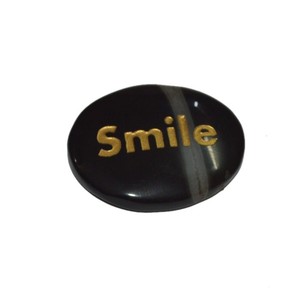 Ónix negro ovalado sonrisa palabra grabado piedras | Curación Piedras Grabadas personalizadas - Product Image 1