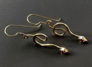 SILVER ZONE ต่างหูแฟชั่นสไตล์อินเดียสำหรับผู้หญิง ดีไซน์ห้อยระย้ารูปงู สีทองประดับทับทิม - Product Image 2