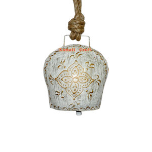 Cloches de Noël en métal peintes à la main, vente en gros, décoration de jardin, ornement artisanal en métal, décorations de Noël, ornements de jardin - Product Image 1