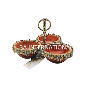 ชามเสิร์ฟโลหะสีทองทำมือ ดีไซน์หรูหรา สำหรับเสิร์ฟผลไม้และของหวาน ใช้ได้ทั้งงานแต่งงาน ตั้งแคมป์ และเสิร์ฟผลไม้ - Product Image 1