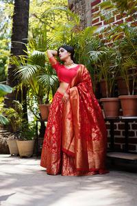 ชุดงานแต่งงานของชาวอินเดียสีแดงสวย,ชุดหรูหราทำจากผ้าไหมสีทอง Zari ทอผ้า Lehenga Choli สำหรับสุภาพสตรีในอัตราขายส่ง - Product Image 2
