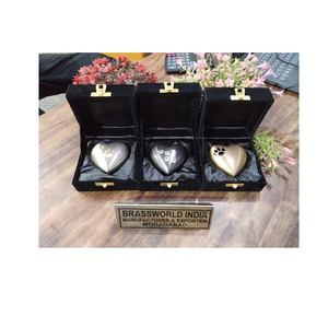 Urne funéraire pour animaux de compagnie en métal, style américain Brassworld India HTU-915, avec différentes variétés de cœurs commémoratifs - Product Image 1