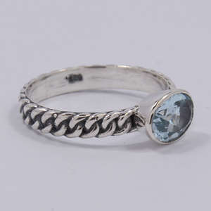 Bague en topaze bleue unique lisse en pierres précieuses à facettes taille ovale bijoux de réglage de lunette de fiançailles faits à la main disponibles à un prix abordable - Product Image 3