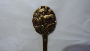Patère murale vintage en argent motif fleur de lys avec bouton en céramique blanche, porte-manteau, porte-clés et porte-serviettes décoratif en métal - Product Image 4