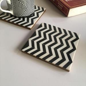 Ensemble de 4 sous-verres carrés en résine zig-zag noir et blanc de style européen pour la cuisine ou le bureau emballés dans un carton - Product Image 6