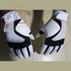 Guantes de béisbol de cuero blanco y negro con diseño personalizado - Product Image 1